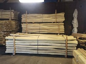 Odkorněné akátové kůly - výběrové rovné kůly