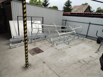 Požární výlezový žebřík pozinkovaný 7m s ochranným košem.