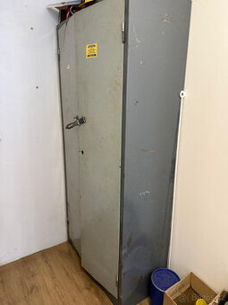 Plechová skříň dílenská