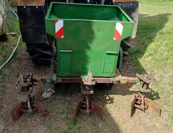 Sazeč brambor 2 řádkový za traktor, plně funkční