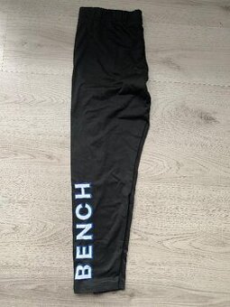 Krásné nové legíny s nápisem Bench velikost 42/XL