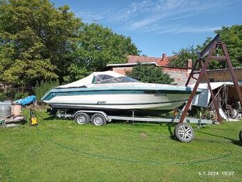 Motorový člun Century 23', V8
