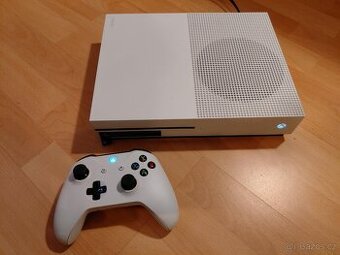 Xbox One S 500GB + hra zdarma – skvělý stav, málo hraný