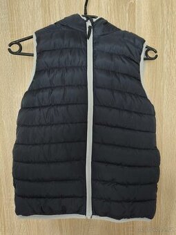 Dětská prošívaná vesta s kapucí ve vel. 134-140 cm