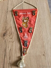 Olympijská vlaječka s odznaky
