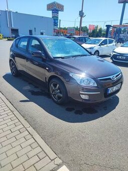 i30, 1,4 80kw,najeto 93000km