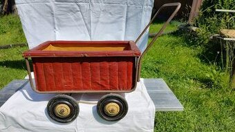 Starý kočárek pro panenky r. 1958