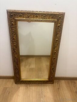 Zdobné starožitné zrcadlo