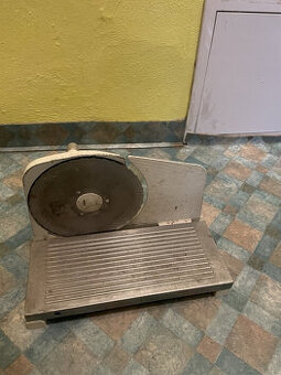 Kráječ na potraviny, ruční ovládání. Plně funkční.