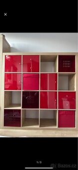 Červené šuplíky a skřínky do knihovny kallax ikea