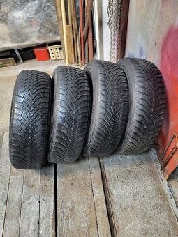Zimní pneu 215/65/17