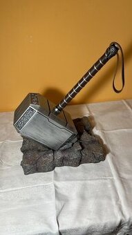 Thorovo kladivo Mjolnir – masivní replika s podstavcem