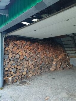 Suché akátové dřevo - nasekané