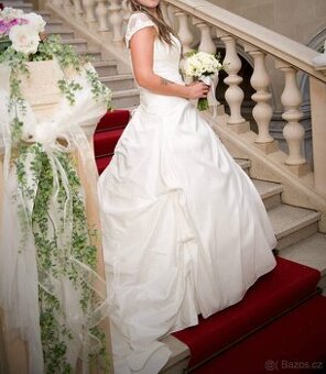 Svatební šaty