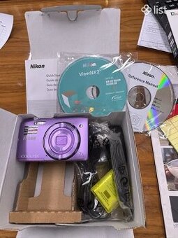 Fialovy Nikon fotoaparat