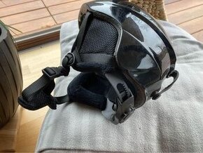 Dětská lyžarská přilba a brýle