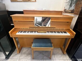 Anglická Yamaha P110N se zárukou 5 let, včetně židle.