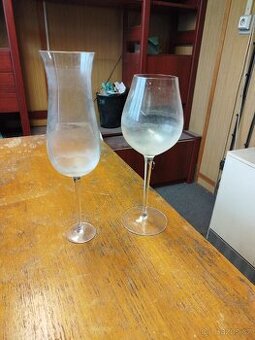 Dvě velké sklenice na víno.