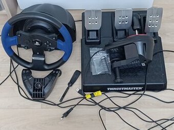 Thrustmaster volant set se 3 pedály a řadící pákou.