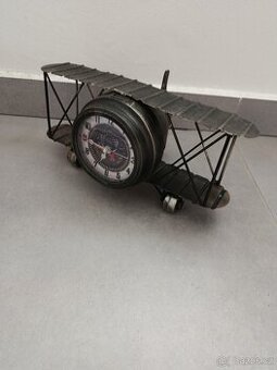 Hodiny kovové letadlo