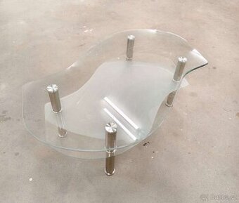 Designový skleněný stolek do obýváku