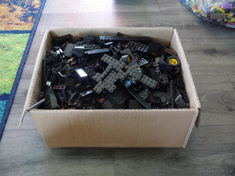 cca 2,7 kg Lego kostek - černá barva