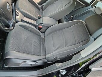 prodám sedačky a loketku z VW Golfa 5 Variant