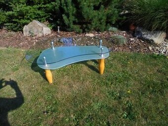 stolek konferenční, skleněná deska, dřevěné nohy