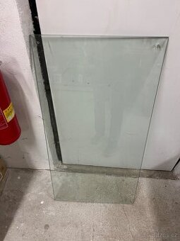 Skleněné tabule z konferenčního stolu