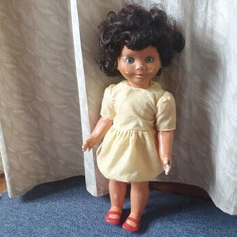 Stará panenka brečící. mrkací , chodící HAMIRO z 60 -70 let