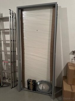 Bytové bezpečnostní dveře + kovové zárubně