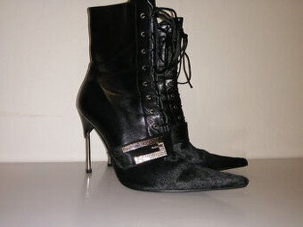 Kotníkové extravagantní boty