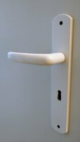 Klika dveřní plastová bílá - kompletní nepoškozená