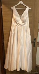Bílé svatební šaty - 1