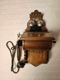 Starožitný nástěnný telefon