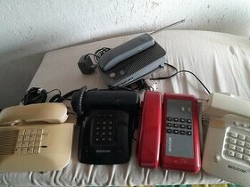 Staré plastové telefony