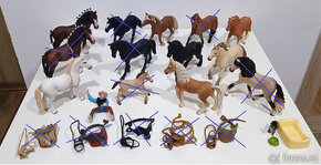 Schleich koně a příslušenství.