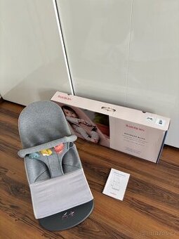 BabyBjörn Lehátko Bliss Light Grey 3D Jersey + hračka