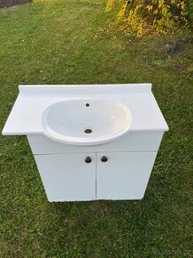 Skřiňka s umyvadlem.