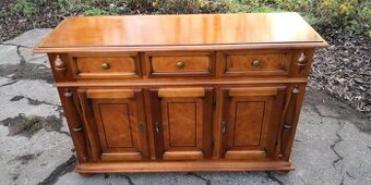 Masivní komoda se šuplíky