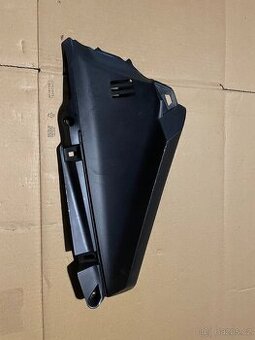 Pravý vnitřní kryt na Honda Forza 125/350