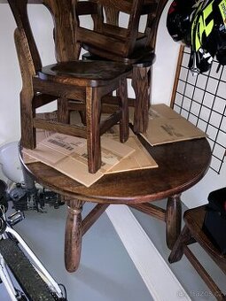 Rozkládací jídelní stůl