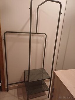 IKEA NIKKEBY stojan na oblečení kovový s policemi
