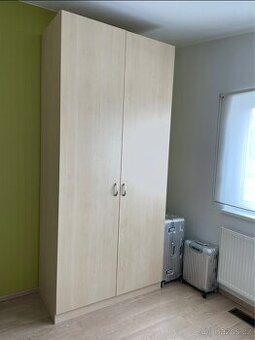 Vysoká šatní skříň 263 cm