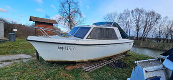 Kajutová loď – dřevolaminátová, bez motoru – k prodeji
