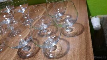 Sada pěti sklenic na různé druhy koňaku či jiných des