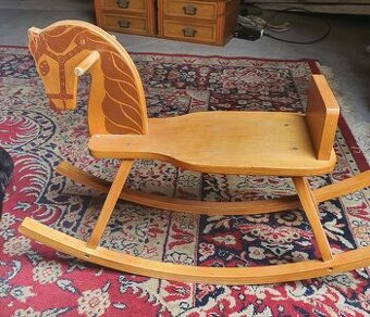 Dřevěný houpací kůň