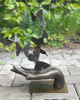 Bronzová socha motýly na dlani neobvyklý dárek příroda