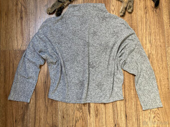 Nový šedý UNI svetřík s kamínky (vel. 34-42)