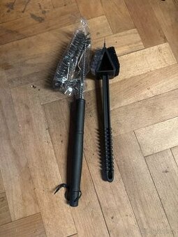 Dva kartáče na čištění grilu